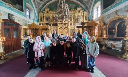 Школьники в храме